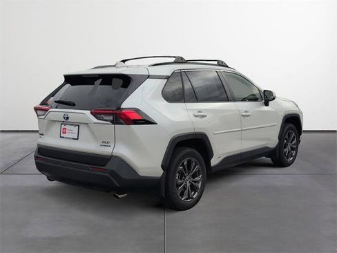 Used 2022 Toyota RAV4 XLE Premium image 5