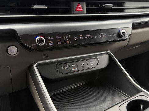 Used 2025 Kia Carnival FWD image 43