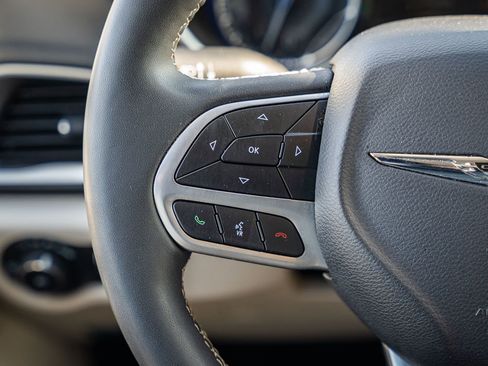 Used 2024 Chrysler Pacifica Touring-L image 28