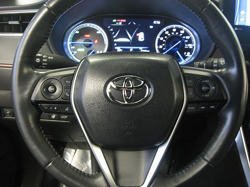 Certified 2021 Toyota Venza XLE image 13