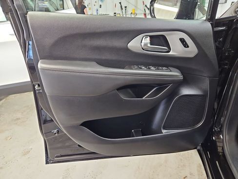Used 2025 Chrysler Pacifica Limited FWD image 15