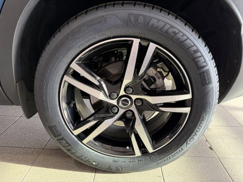 Used 2023 Volvo XC40 B5 Plus w/ Driver Assist Package AWD/4WD image 7