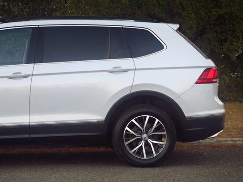 Used 2018 Volkswagen Tiguan SE w/ Panoramic Sunroof Package image 18