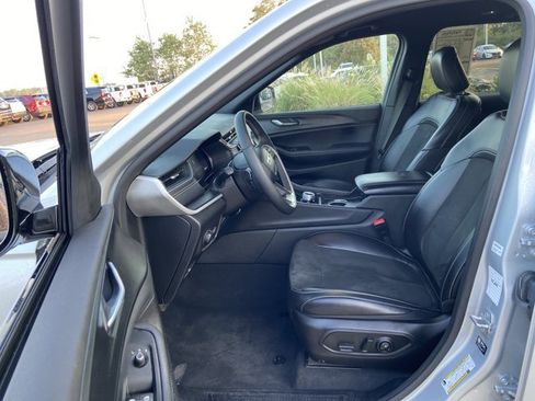 Used 2025 Jeep Grand Cherokee Altitude AWD/4WD image 34
