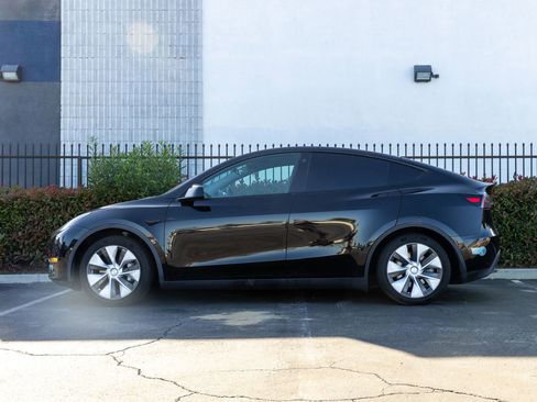 Used 2021 Tesla Model Y Long Range image 2