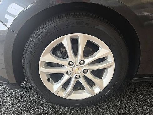 Used 2017 Chevrolet Malibu LT FWD image 38