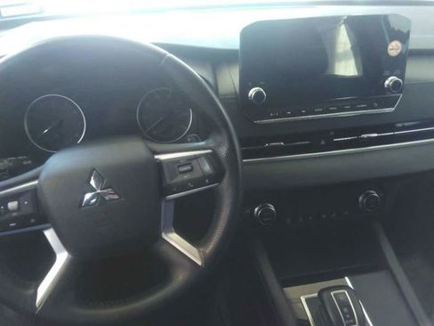 Used 2024 Mitsubishi Outlander SE FWD image 3