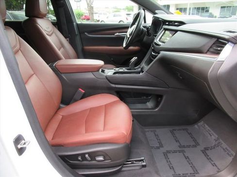 Used 2023 Cadillac XT5 Premium Luxury w/ Technology Package FWD image 9