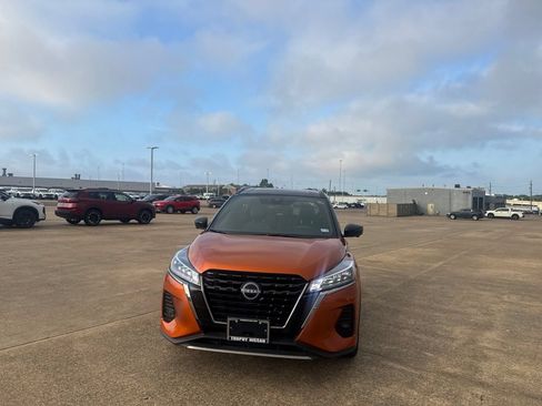 Used 2023 Nissan Kicks SR w/ SR Premium Package FWD image 5