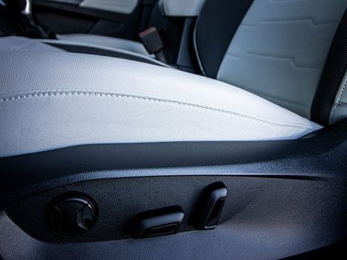 New 2026 Volkswagen Taos SE image 29