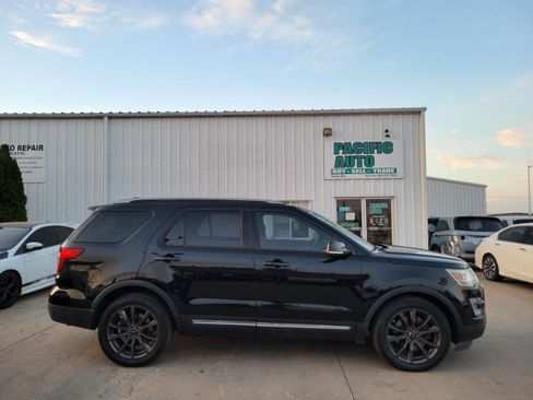Used 2017 Ford Explorer XLT w/ Equipment Group 202A FWD image 9