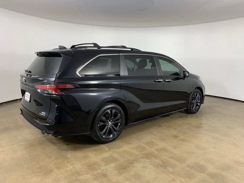 Used 2022 Toyota Sienna XSE FWD image 8