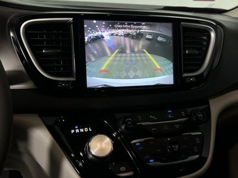 Used 2024 Chrysler Pacifica Touring-L image 14