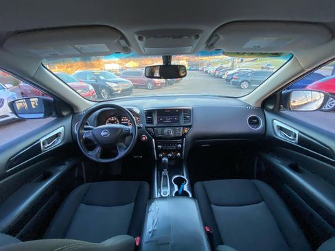 Used 2018 Nissan Pathfinder SV image 18