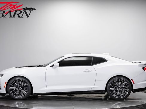 Used 2020 Chevrolet Camaro ZL1 RWD image 2