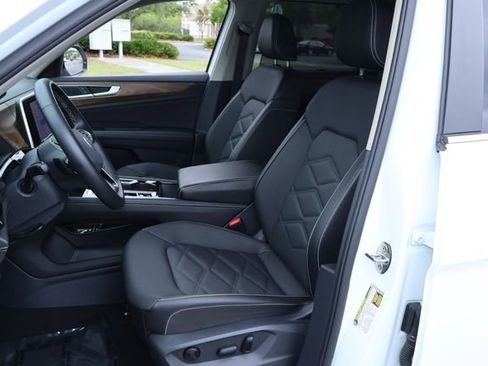 Certified 2025 Volkswagen Atlas SE image 14