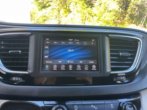 Used 2020 Chrysler Pacifica Touring-L image 22