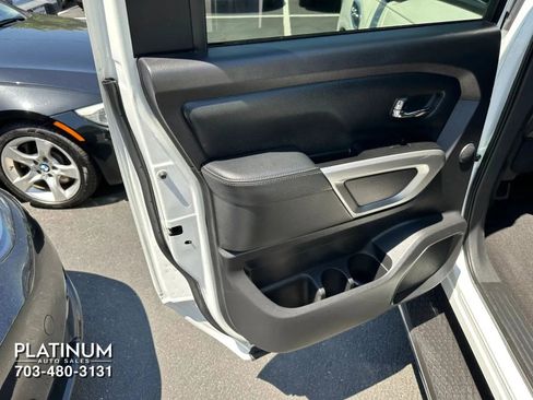 Used 2017 Nissan Titan SL RWD image 18