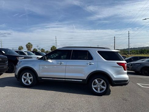 Used 2019 Ford Explorer XLT FWD image 4