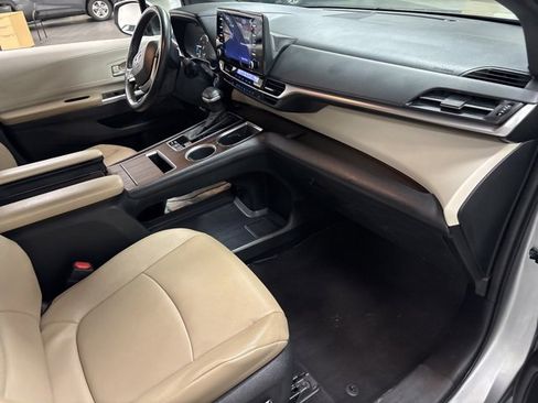 Used 2023 Toyota Sienna XLE image 10