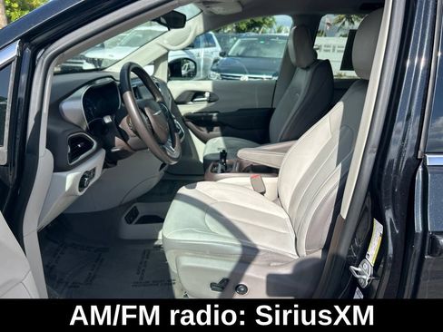 Used 2018 Chrysler Pacifica Touring-L FWD image 10