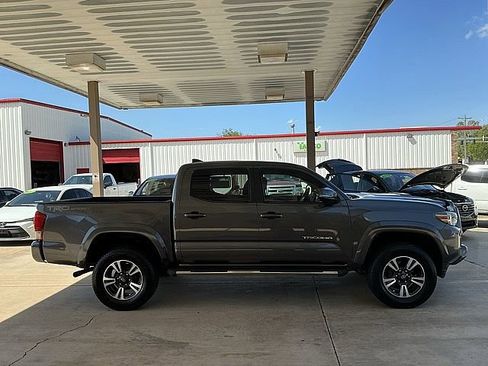 Used 2017 Toyota Tacoma TRD Sport w/ Premium & Technology Package RWD image 4