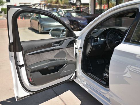 Used 2015 Audi S8 image 6
