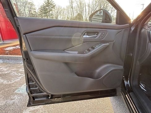 Used 2023 Nissan Rogue SL w/ SL Premium Package image 9