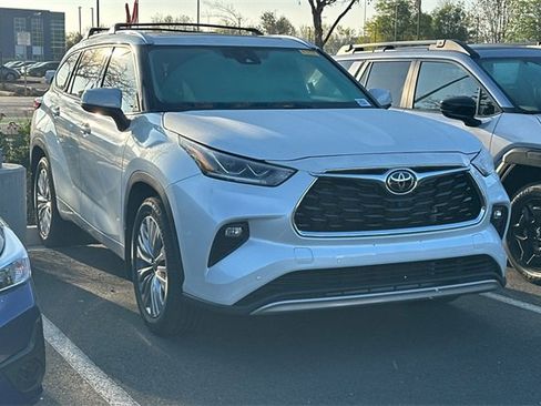 Used 2022 Toyota Highlander Platinum image 2