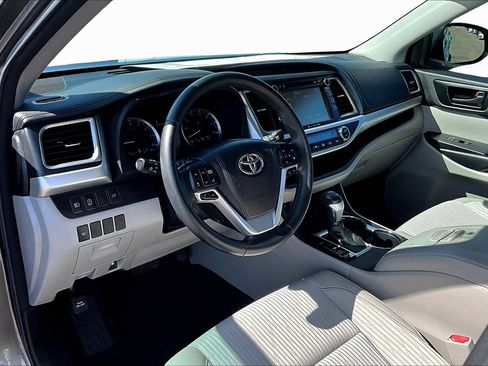 Used 2018 Toyota Highlander LE image 12