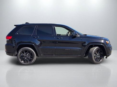 Used 2019 Jeep Grand Cherokee Altitude image 3