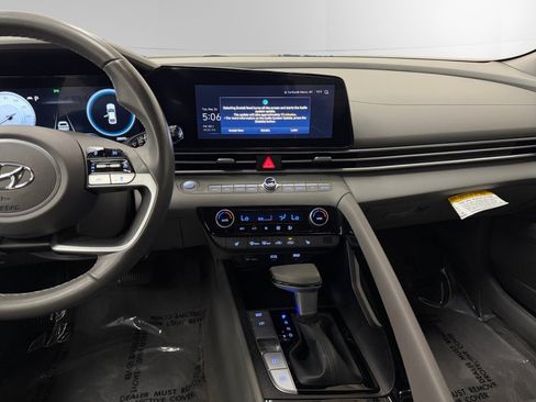 Used 2023 Hyundai Elantra SEL w/ Convenience Package FWD image 11