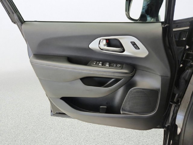 Used 2025 Chrysler Pacifica Limited FWD image 23