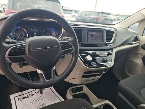 Used 2022 Chrysler Voyager LX FWD image 4