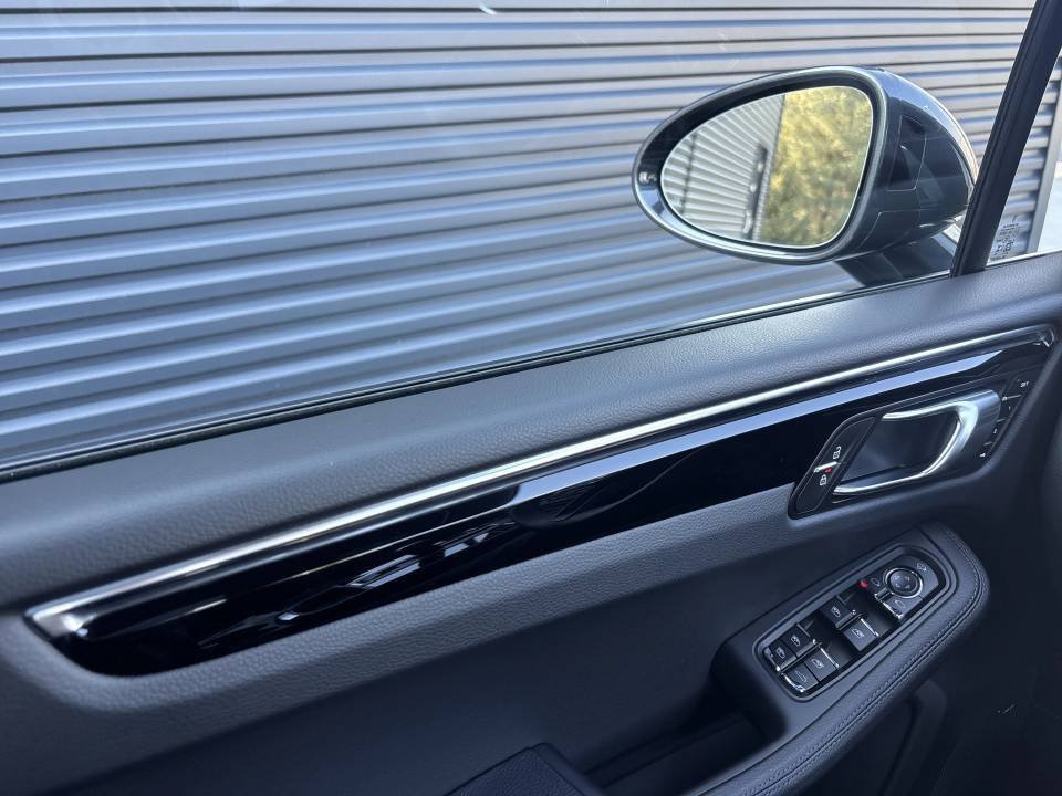 Certified 2026 Porsche Macan AWD/4WD image 22