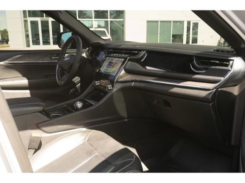 Used 2023 Jeep Grand Cherokee Overland RWD image 18