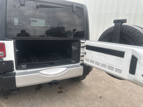 Used 2013 Jeep Wrangler Unlimited Sahara AWD/4WD image 8