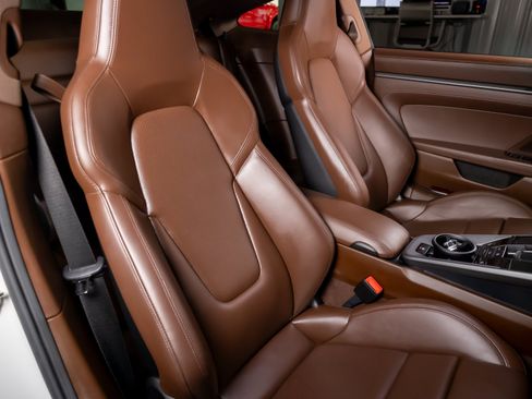 Used 2024 Porsche 911 Carrera RWD image 9