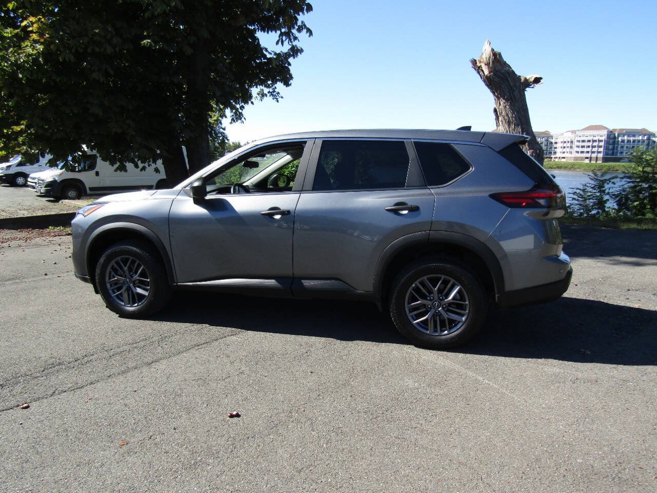 Used 2024 Nissan Rogue S AWD/4WD image 4