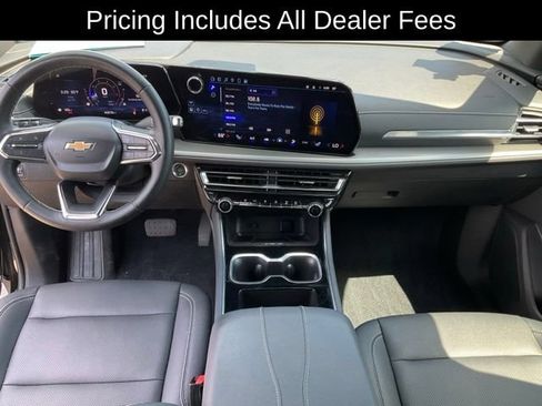 Used 2025 Chevrolet Traverse LT w/ Driver Confidence Package FWD image 4