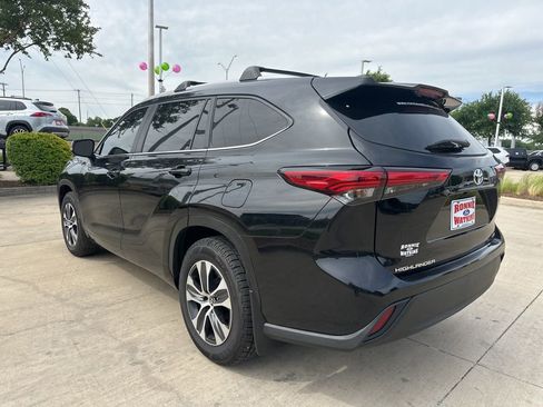 Used 2023 Toyota Highlander XLE image 4