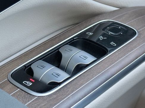 Used 2022 Mercedes-Benz EQS 580 580 w/ Exclusive Trim Package image 32