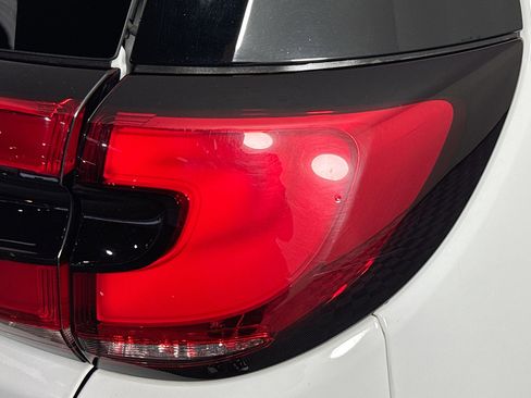 Used 2023 Chrysler Pacifica Touring-L image 33