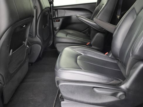 Used 2024 Chrysler Pacifica Limited FWD image 40