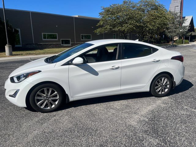 Used 2014 Hyundai Elantra SE w/ Option Group 02 FWD image 2