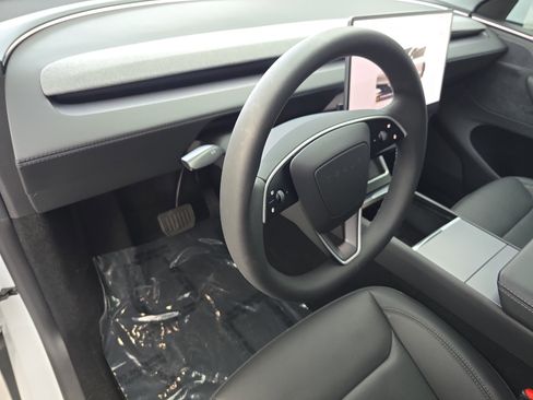 Used 2026 Tesla Model Y Long Range image 16