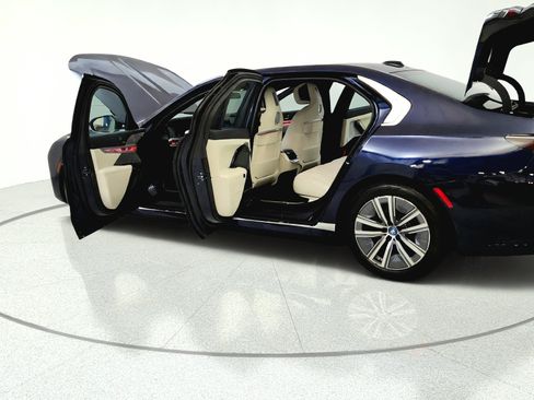 Used 2023 BMW i7 xDrive60 w/ Executive Package 2 AWD/4WD image 12