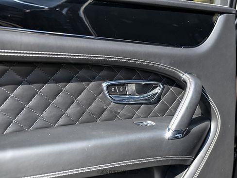 Used 2018 Bentley Bentayga image 45