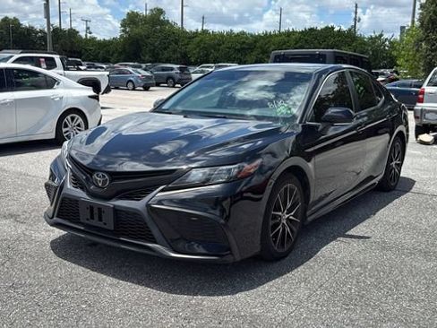 Used 2022 Toyota Camry SE FWD image 3