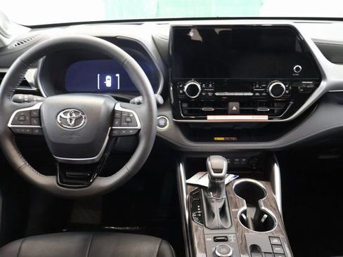 New 2026 Toyota Highlander Platinum image 16